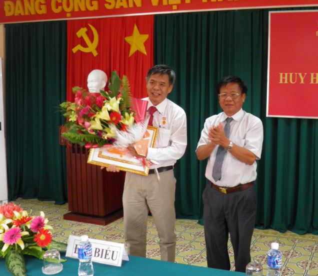 Lễ trao tặng Huy hiệu  30 năm tuổi Đảng